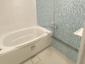 バスルームリフォーム パネルの色が空間を引き立てるバスルーム